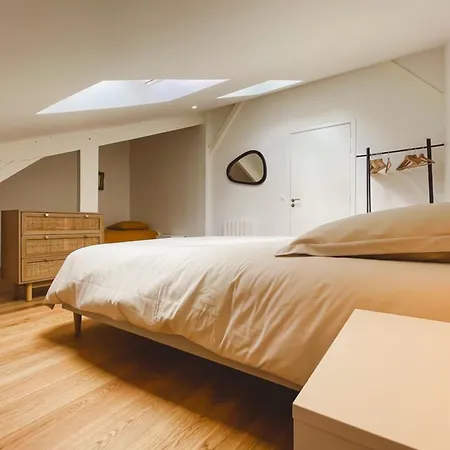Beautiful Renovated Duplex With Balcony *