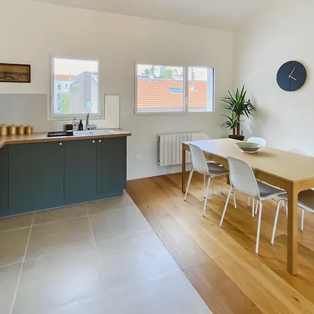 Beautiful Renovated Duplex With Balcony *