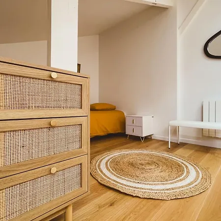 Beautiful Renovated Duplex With Balcony *