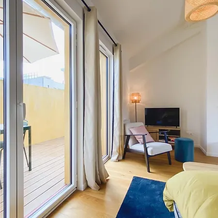 Beautiful Renovated Duplex With Balcony *